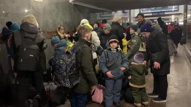 Rifugiati Ucraini Aspettano Fila Treno Fuggire Polonia Romania — Video Stock