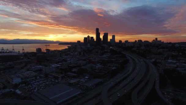 Establishing Aerial Shot Downtown Seattle Skyline Silhouette Sunset — Vídeo de stock