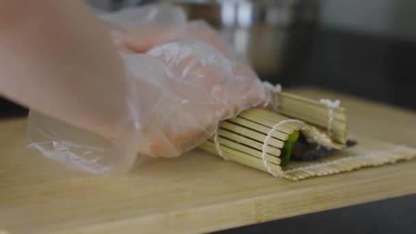 Zijaanzicht Koreaans Eten Maken Tonijn Gimbap Rolling Kimbap Met Bamboe — Stockvideo