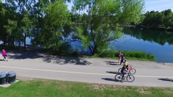 Велосипедисты Пешеходной Дорожке Зеленого Озера Около 2016 Года — стоковое видео