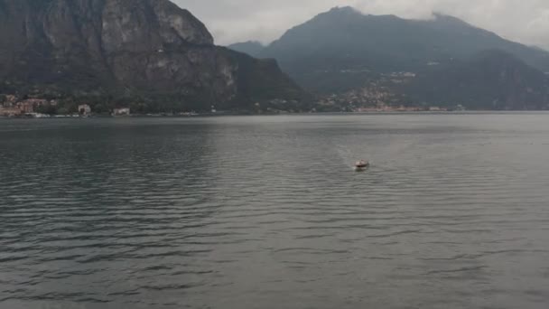 Static View Oncoming Boat Large Beautiful Lake — 비디오