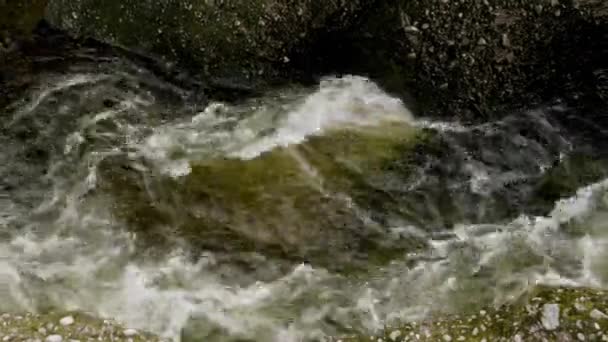在苏格兰的孤岛岩石上 湍急的绿水流过一条峡谷 沿着北伊斯克河流下 — 图库视频影像