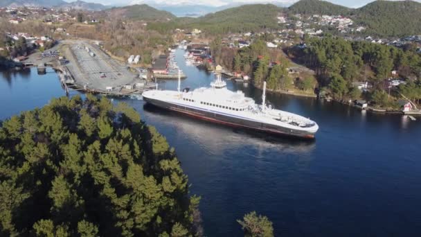 Hybrid Powered Ferry Flatoy Departing Port Halhjem Road E39 Norway — Stock videók
