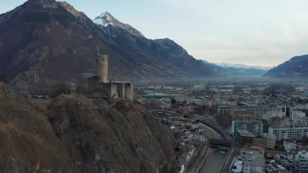 Beautiful Aerial Old Castle Standing Top Mountain Overlooking Modern City — Stok video