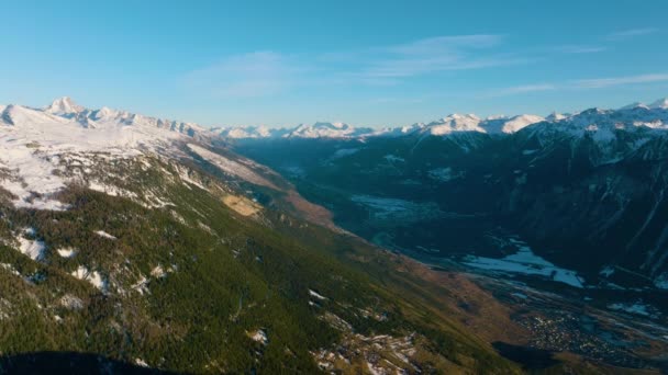 スキー場からのアッパーローンバレーの素晴らしい景色スイスのヴァレー州 クラン モンタナ州 空中プルバック — ストック動画