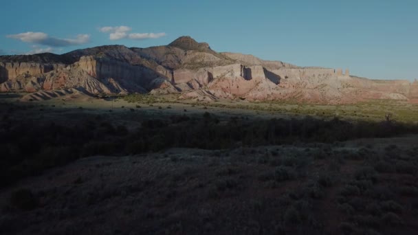 Abiquiu Rancho Fantasma Nuevo México Piedra Lumbre Montaña Cielo Azul — Vídeo de stock