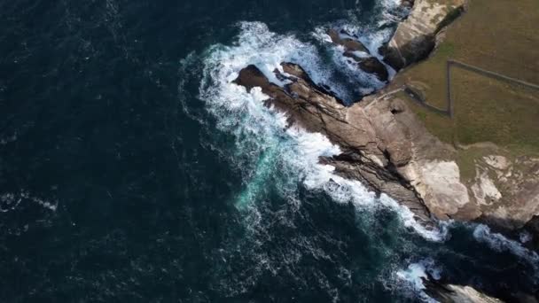 Birds Eye Aerial View Irish Coast Sunny Day Steep Cliffs — Vídeos de Stock