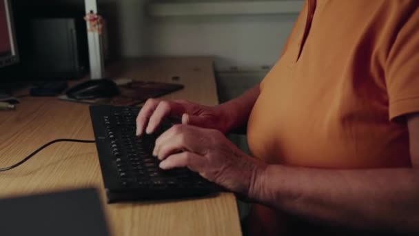 Nahaufnahme Der Tastatur Mit Einer Reifen Frau Die Ihrem Computer — Stockvideo