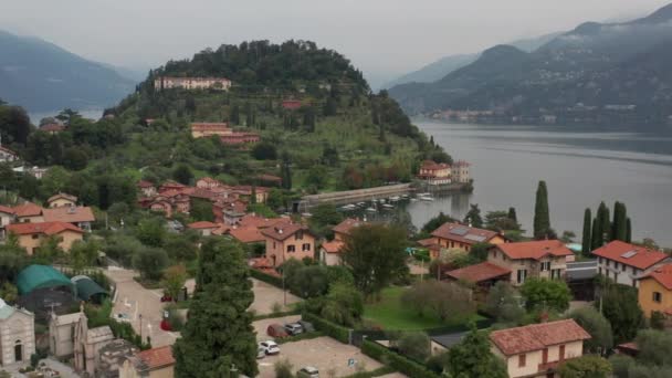 イタリアの大きな湖の端にある小さな沿岸の町の美しい家の空中 — ストック動画