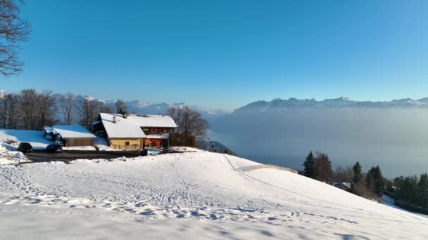 Chalupa Zasněženém Summitu Mont Gourze Výhledem Jezero Leman Kantonu Vaud — Stock video