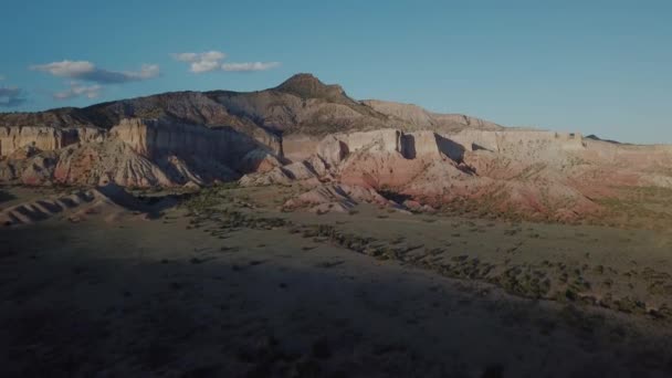 Ghost Ranch Abiquiu Northern New Mexico Piedra Lumbre Mountain Aerial — Vídeos de Stock