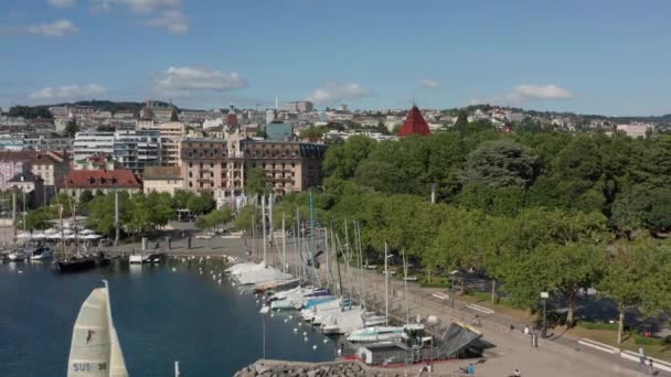 Drone Flying Backwards Small Yacht Harbor City Revealing Sailboat Leaving — Stockvideo