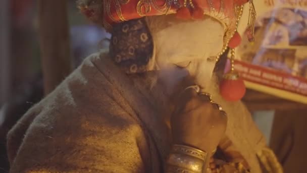 灰に覆われたインドのウッタラーカンドの夕暮れ時のケダルナート寺院のナガ サドゥ 閉じろ — ストック動画