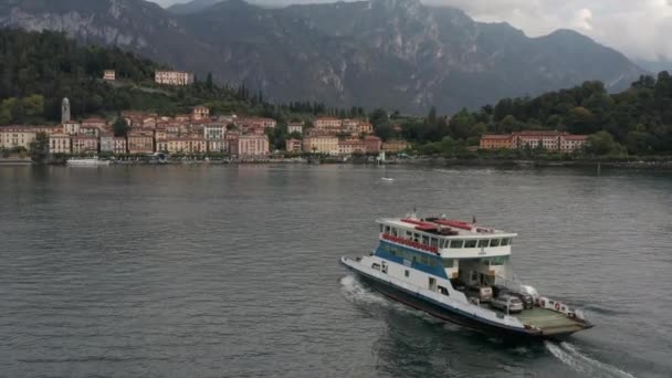 Drone Seguinte Ferry Lago Com Uma Antiga Cidade Italiana Fundo — Vídeo de Stock