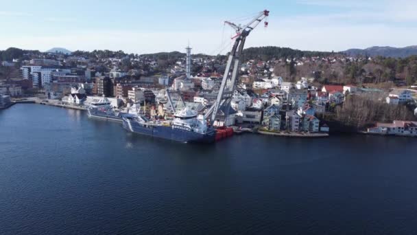 在挪威Leirvik Stord Uglen号大型重型起重驳船从Ugland公司出发 与Leirvik Stord Leirvik Stord Norway 一起向上游移动 倾斜下降 — 图库视频影像