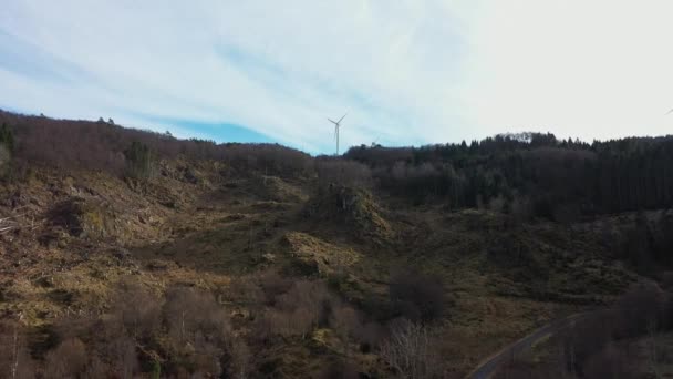 在挪威的Midtfjellet风车场 飞机缓缓向上飞行 接近一个风力涡轮机 — 图库视频影像