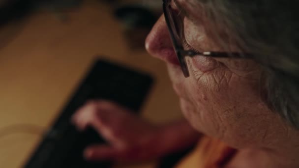 Κλείσιμο Ώριμης Γυναίκας Γυαλιά Που Εργάζεται Στον Υπολογιστή Της Ελέγχοντας — Αρχείο Βίντεο