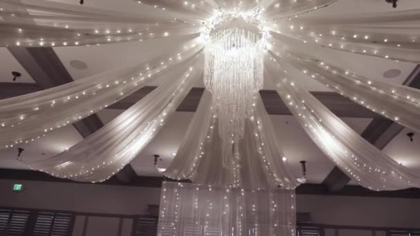 Żyrandol Dekoracjami Ślubnymi Otaczającymi Oprawę Oświetleniową — Wideo stockowe