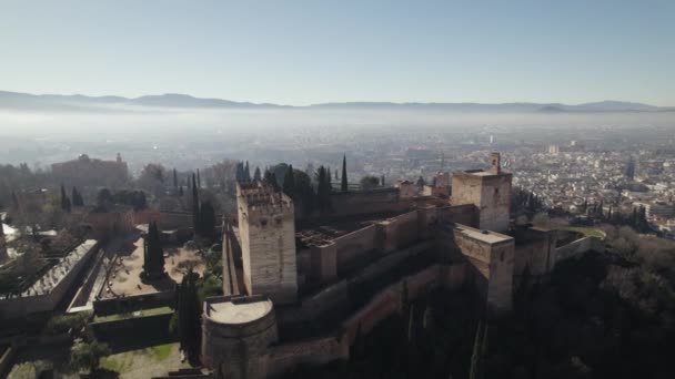 Yttre Väggar Alhambra Med Dimmiga Landskap Bakgrunden Granada Spanien Flygdrönare — Stockvideo
