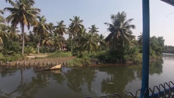 AlappuzhaまたはAlleppey Indiaの川岸に沿った観光ボートツアー — ストック動画