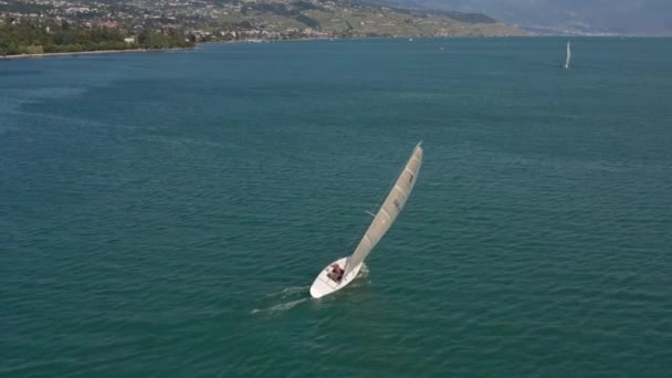 Man Working Ropes Sail Boat Stunningly Large Lake — Vídeos de Stock