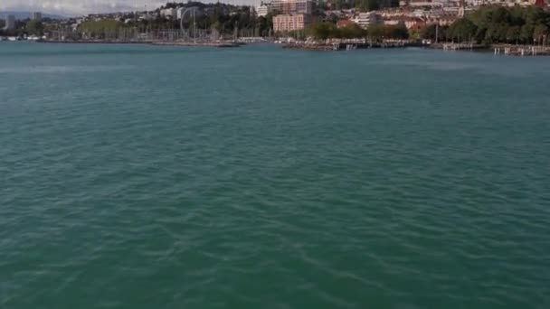 Légi gyönyörű kék tó és dönthető fel, hogy felfedje jacht kikötő szélén a város