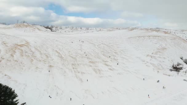 Gente Divirtiéndose Trineo Sleeping Bear Dunes National Lakeshore Michigan Disparo — Vídeos de Stock