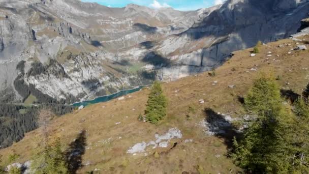 Flyga Över Ett Berg Klippa Avslöjar Den Världsberömda Oeschinensee Schweiz — Stockvideo