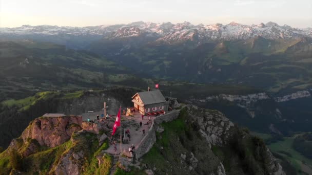 Tidig Morgon Drönare Utsikt Över Schweiziska Bergstoppen Med Bergsrestaurang Och — Stockvideo