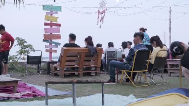 Vietnamitas Sentados Sillas Playa Espaldas Cámara — Vídeo de stock