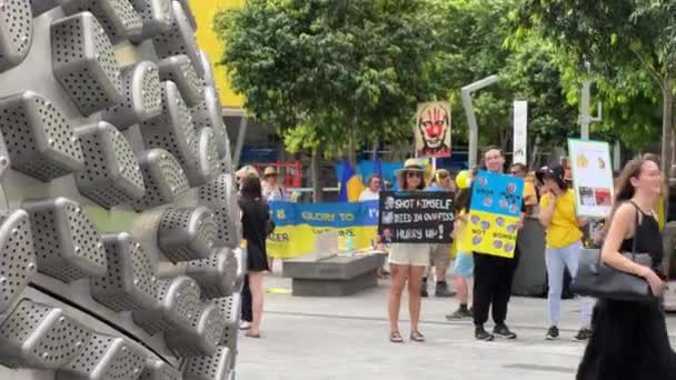 Locals Gathered Downtown Brisbane Square Holding Signs Banners Placard Delivering — Stockvideo