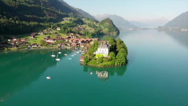 スイスのイゼルトヴァルトにある有名な城Seeburgの眺め 早朝に湖の上に光があり 城は水面に反射している — ストック動画