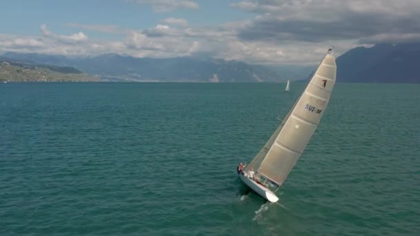 Close Aerial Man Hanging Overboard Sailboat Order Steady Vessel — Video