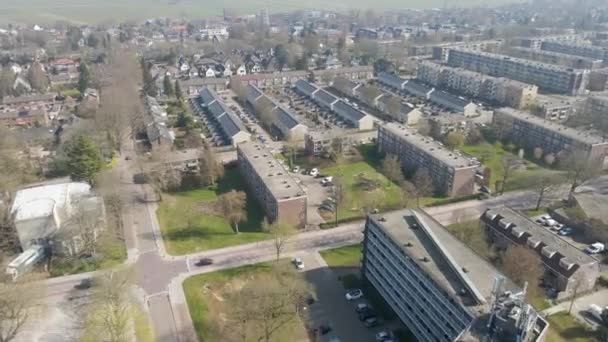 Aérea Barrio Residencial Distante Con Techos Llenos Paneles Solares — Vídeo de stock