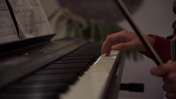 Person Übt Klavierspielen Hause Nahsicht — Stockvideo