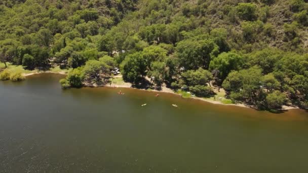 Group Kayaks Lake Shores Cordoba Argentina Aerial Panoramic View — Stok video