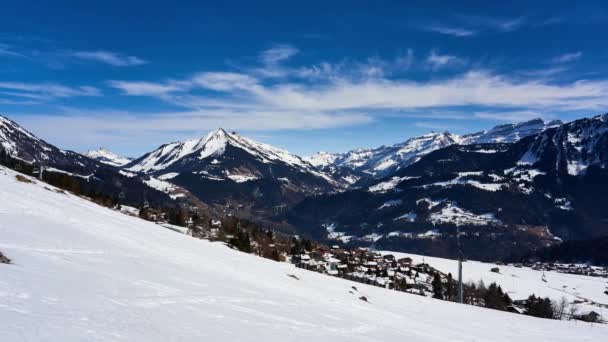 Panning Uitzicht Het Besneeuwde Skigebied Leysin Zwitserland — Stockvideo