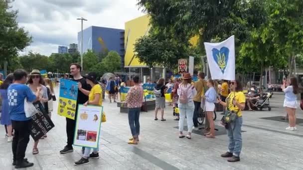 Freedom Speech People Gathered Peacefully Brisbane Square Showing Supports Innocent — Stockvideo