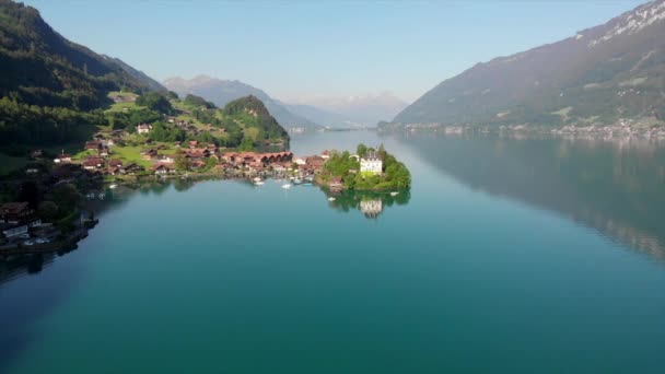 Droneview Till Berömda Byn Iseltwald Schweiz Med Slottet Seeburg Tidigt — Stockvideo
