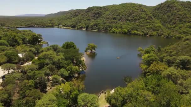 Yellow Kayak Lake Surrounded Green Vegetation Cordoba Argentina Aerial Forward — Videoclip de stoc