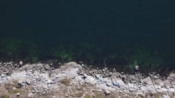 Volando Sobre Lado Rocoso Del Mar Con Agua Verde Del — Vídeos de Stock