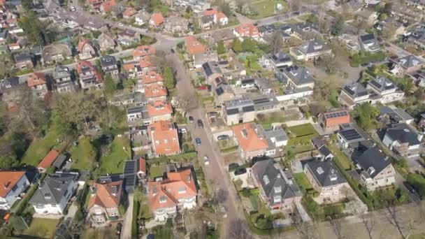 Aerial Wealthy Neighborhood Solar Panels Rooftops Old Houses — стоковое видео