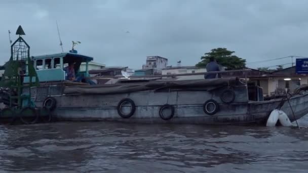 蔡蘭浮動市場で木製のボートセーリング ベトナムのカントー市 — ストック動画