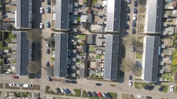 Top Aerial Rooftops Filled Solar Panels Residential Neighborhood — стоковое видео