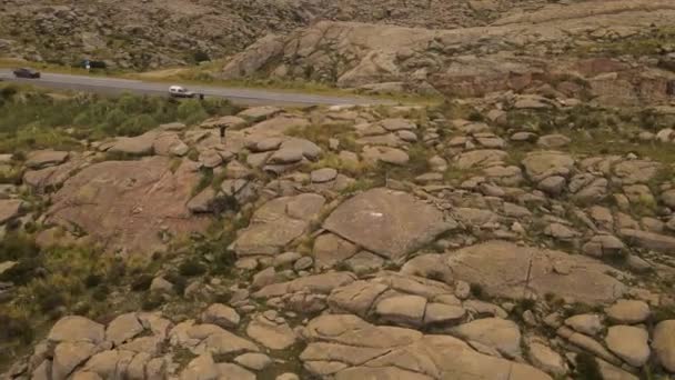 Ein Junger Mann Der Auf Einem Felsen Steht Blickt Auf — Stockvideo