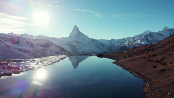 Droneshot Överflygning Spegelsjö Med Världsberömda Matterhorn Reflekterande Stellisee Zermatt Schweiz — Stockvideo