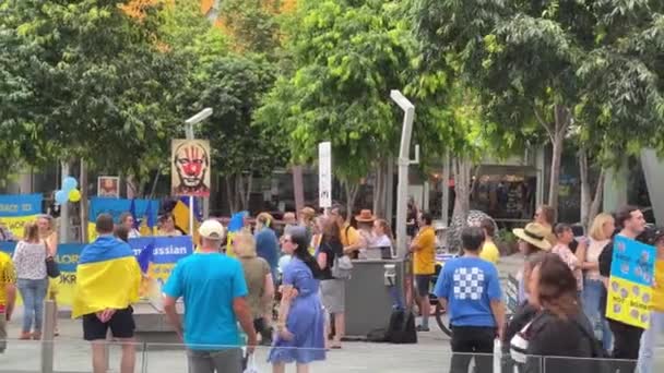 Pessoas Diferentes Nações Reuniram Praça Brisbane Para Protestar Contra Invasão — Vídeo de Stock