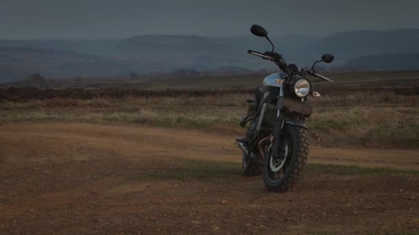 Une Moto Yamaha Xsr700 Argentée Présentée Garée Coucher Soleil Slow — Video