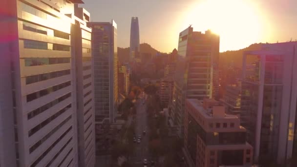 Isidora Goyenechea Gate Eller Gate Santiago Chile Med Moderne Bygninger – stockvideo
