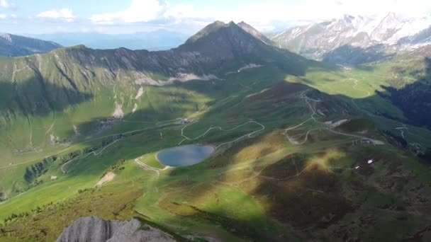 Drone Shot Achteruit Bewegend Van Een Alpenlandschap Met Bergketens Een — Stockvideo